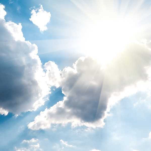 Himmel med skinande sol och moln. Foto.